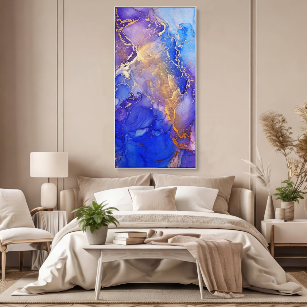 Tablou canvas cu pictura abstracta cu efect de marmura, in rama de aluminiu argintiu, pe perete intr-un dormitor